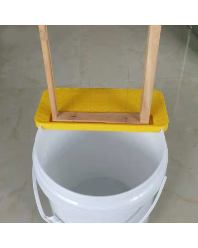 Підставка пластикова для рамок на відро