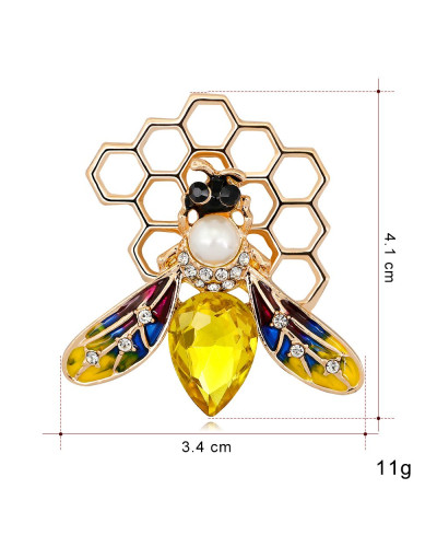 Брошка "Бджола на стільниках"