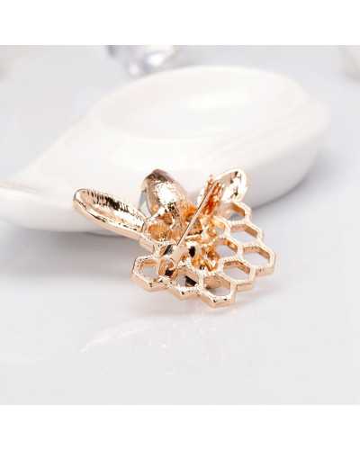 Брошка "Бджола на стільниках"