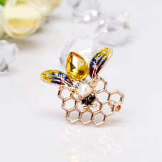 Брошка "Бджола на стільниках"