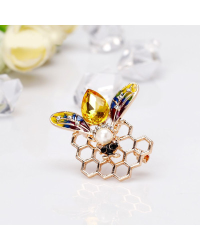 Брошка "Бджола на стільниках"